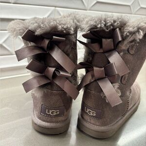 UGG Girls Size 2 Grey Bailey Bow